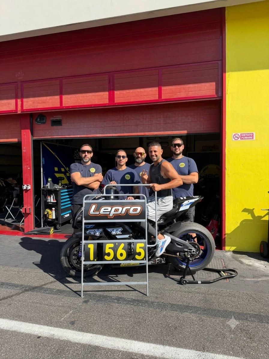 Il team EMC2 davanti al box con la moto e la tabella tempi