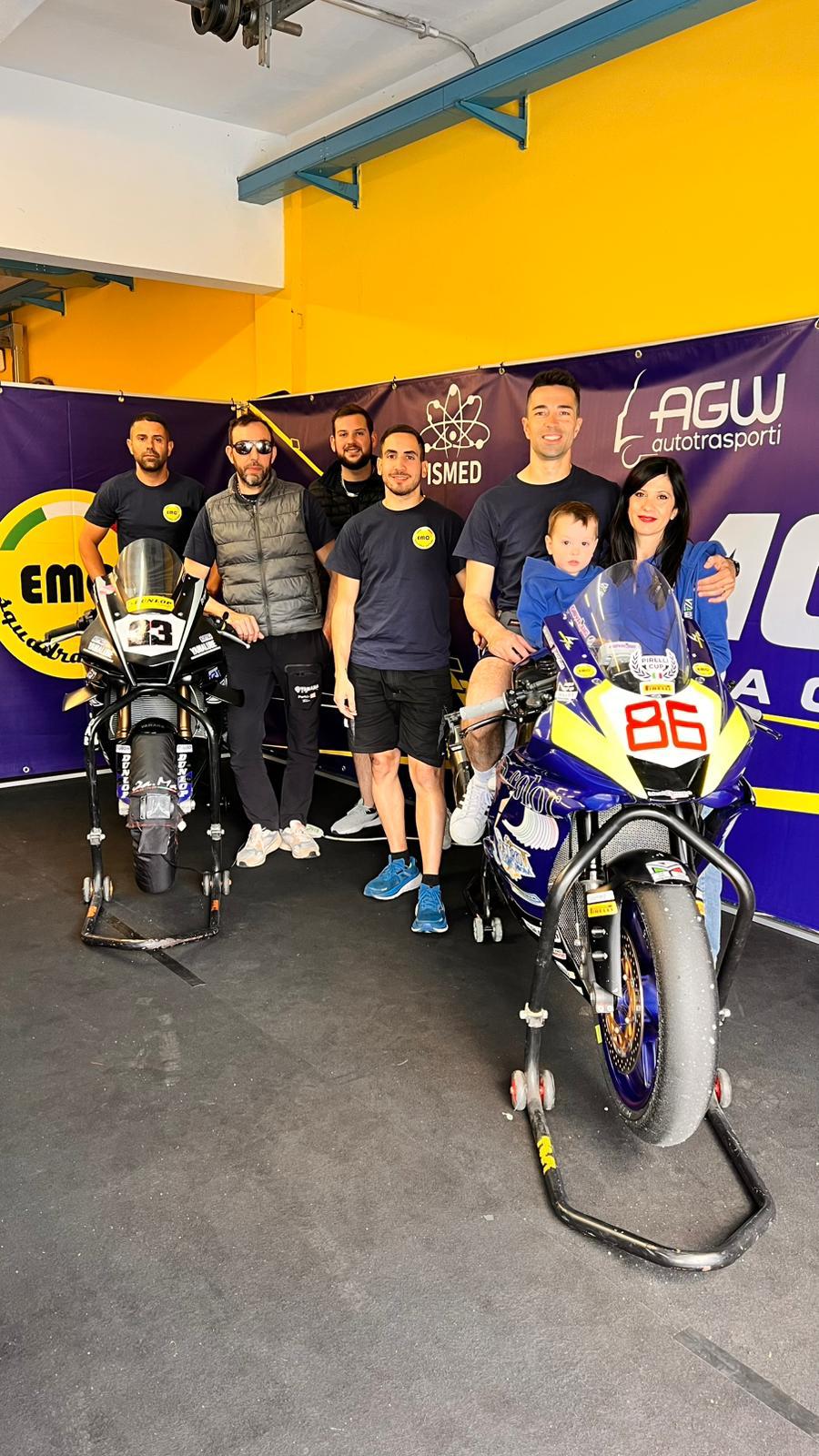La squadra EMC2 riunita ai box con le moto