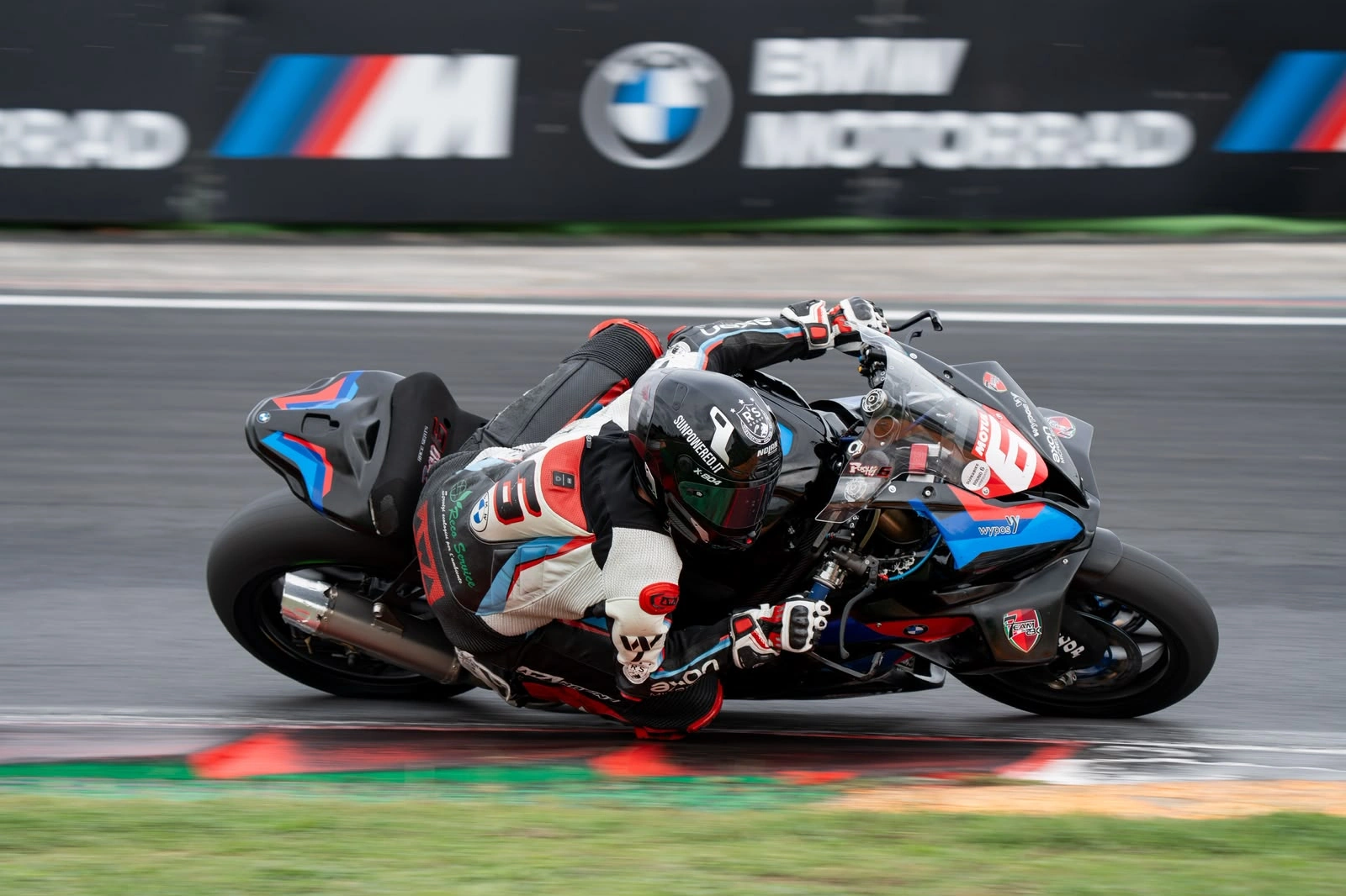 Emanuele in piega sulla BMW S 1000 RR nella stagione 2026