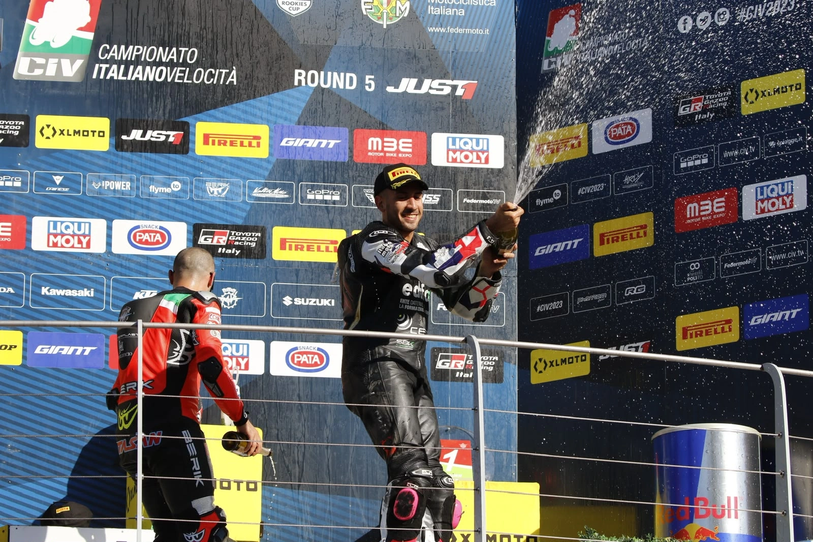 Emanuele festeggia sul podio del CIV con J. Angel