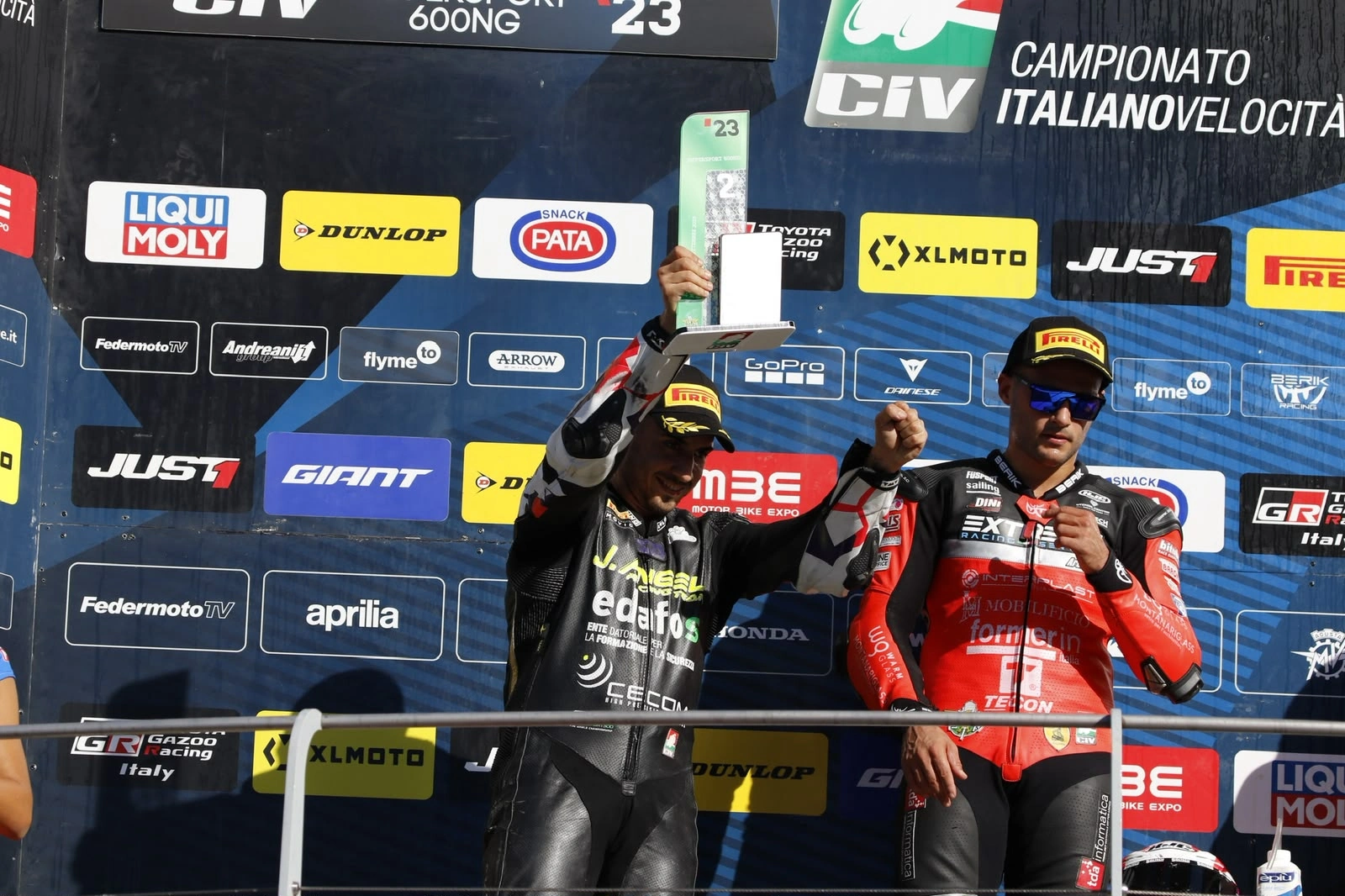 Emanuele alza il trofeo di vicecampione italiano Supersport 2023