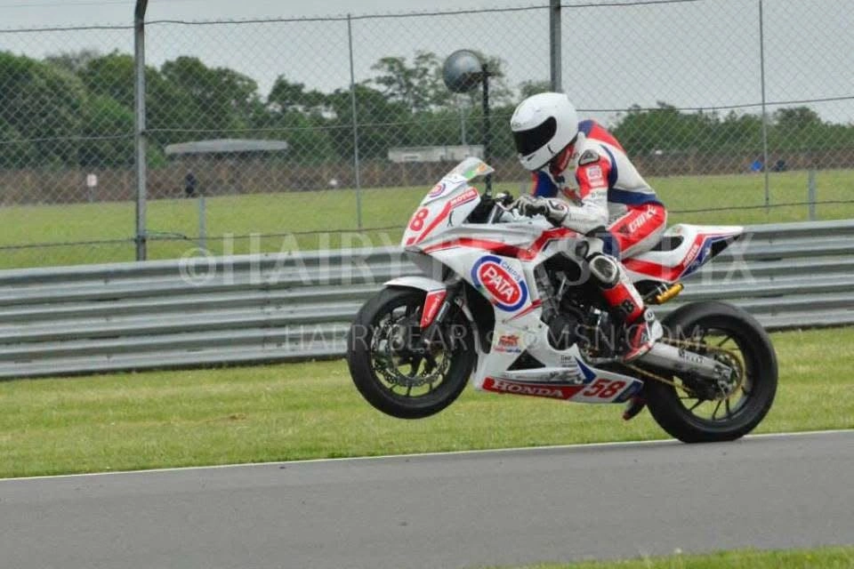 Emanuele sulla Honda numero 58 durante la European Junior Cup; fotografia con credito originale