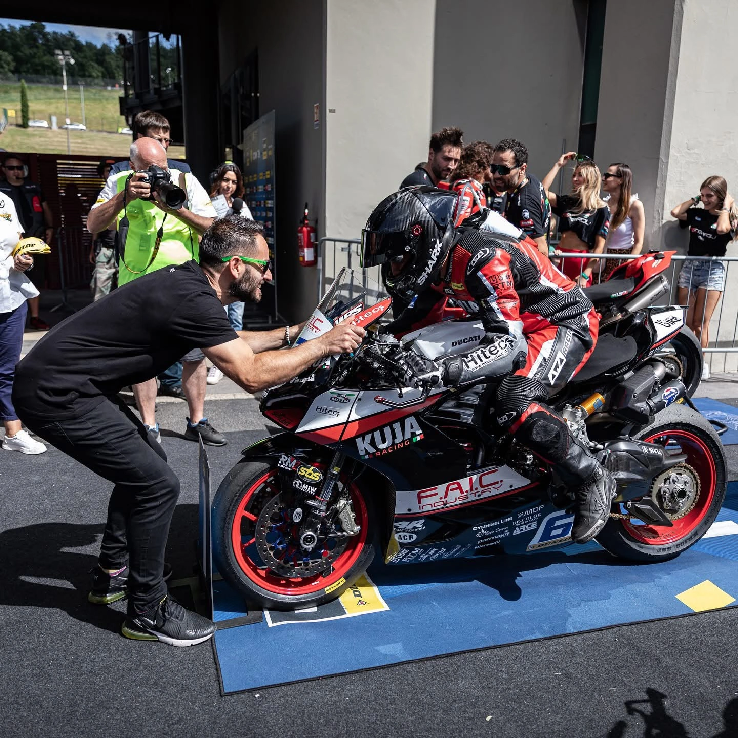 Il lavoro della squadra Kuja con Emanuele sulla Ducati prima di entrare in pista