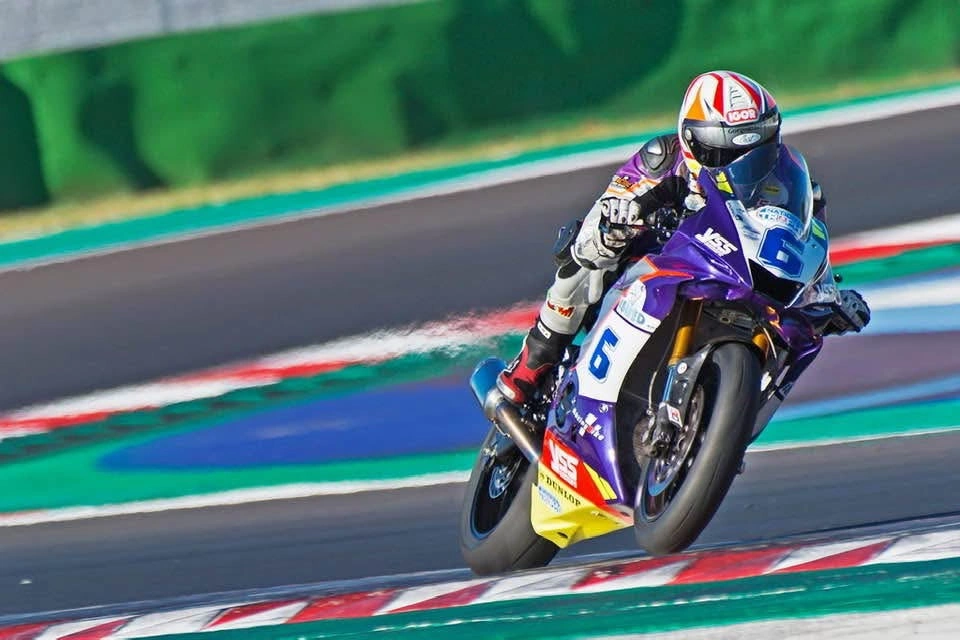 Emanuele sulla moto numero 6 del team J. Angel nel National Trophy