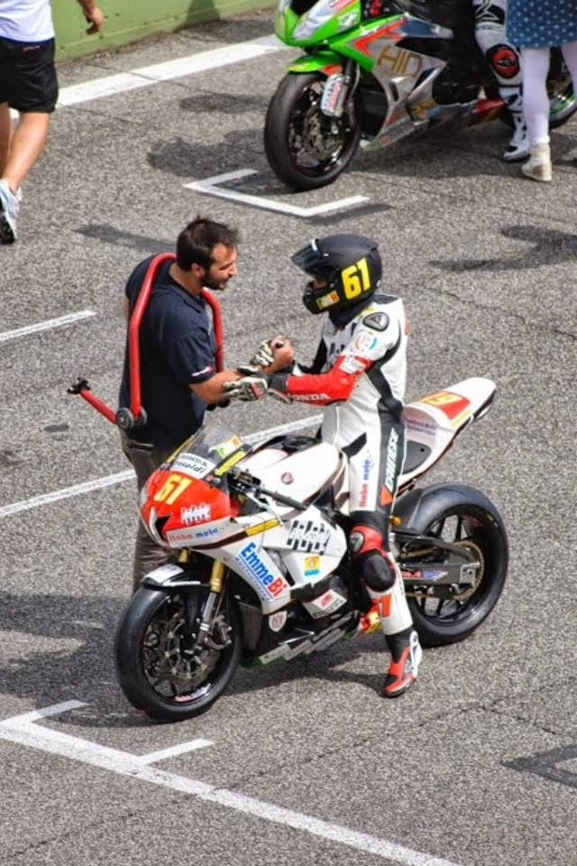 Emanuele di nuovo sulla griglia di partenza, accanto alla moto numero 61